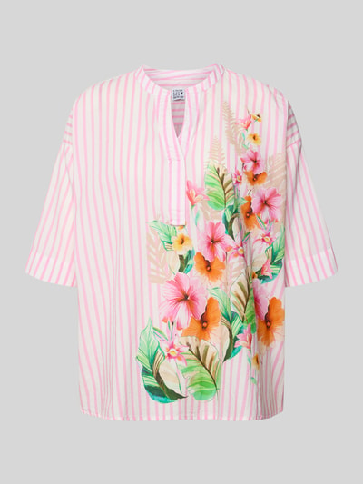 Produktfoto, Relaxed Fit Bluse mit Motiv-Print und Tunikakragen von Emily Van den Bergh aus reiner Baumwolle, rosa-weiß gestreift, floraler Print, lockere Form, 70 cm Rückenlänge, 25 cm Ärmellänge.
