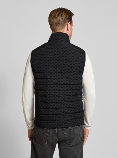 Männermodel trägt Regular fit heren bodywarmer met All-over logoprint, Model 'PIUMINO' van Armani Exchange, rugaanzicht