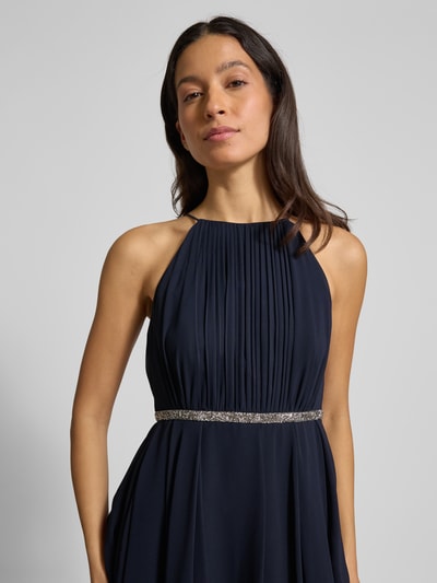 Frauenmodel trägt Cocktailkleid mit Nahtreißverschluss von Jake*s Cocktail in Dunkelblau mit Rundhalsausschnitt, tailliertem Schnitt, blickdichtem Unterkleid, Brustweite bei Größe 36: 33 cm, Rückenlänge 92 cm, Nahaufnahme Oberkörper.