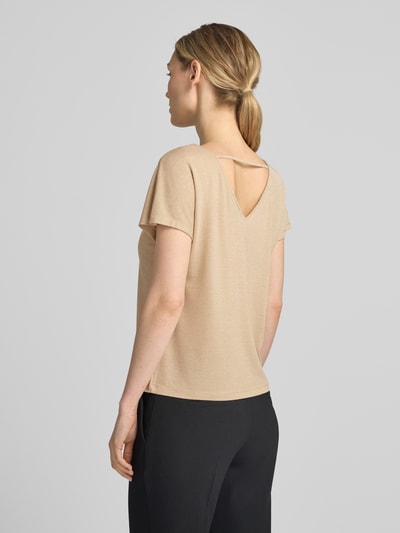 Frauenmodel trägt Relaxed Fit T-Shirt aus Viskose-Mix von COMMA in Beige mit Glitzer-Optik, U-Boot-Ausschnitt, Ganzkörperansicht Rückansicht.