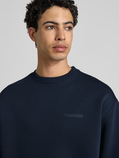 Männermodel trägt Sweatshirt mit Rundhalsausschnitt und Logo von REVIEW, mieszanka bawełny, krój regular fit, nahaufnahme górnej części ciała