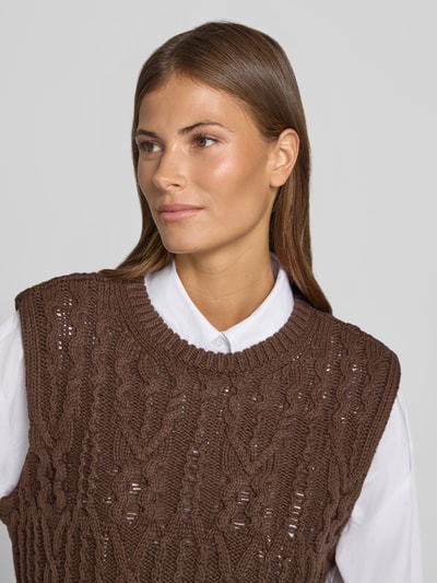 Frauenmodel trägt Pullunder mit Zopfmuster Modell 'Marisela' von MSCH Copenhagen in Braun, Baumwoll-Mix, Nahaufnahme Oberkörper.