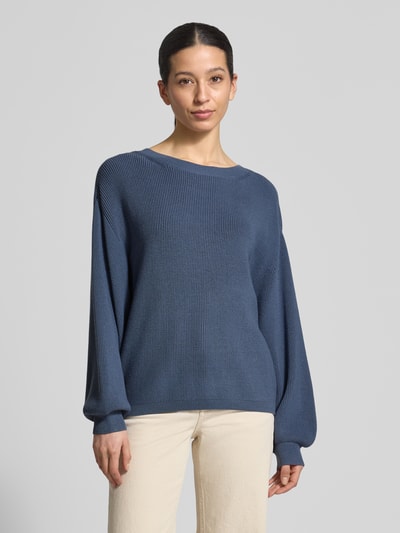 Frauenmodel trägt Strickpullover aus Viskose-Mix Modell 'Silda Rachelle' von MSCH Copenhagen in Blau, lockerer Schnitt, Nahaufnahme Oberkörper.