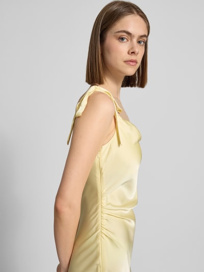 Modelka kobieca ma na sobie sukienkę midi z satyny o kroju slim fit, model 'Maxima' od LeGer by Lena Gercke z ozdobnymi kokardami, bez rękawów, kolor jasny żółty; długość tyłu w rozmiarze 36: 123 cm, szerokość w rozmiarze 36: 34 cm. Zbliżenie na górną część ciała z przodu.