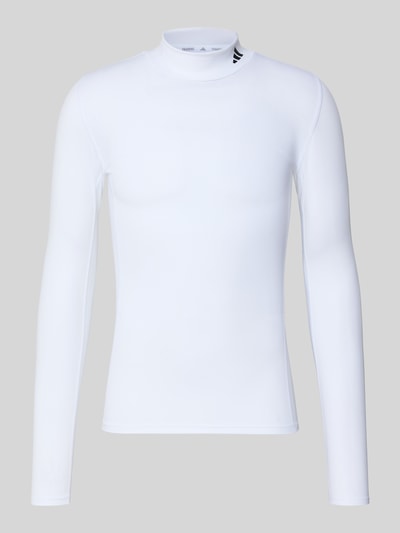 Produktfoto, Slim Fit Sport-Langarmshirt mit Logo-Print von adidas Training in Weiß, glatte Oberfläche, figurbetonter Schnitt, adidas