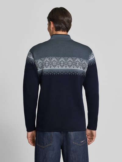 Männermodel trägt Wollpullover mit Troyer-Kragen Modell 'Moritz' von Dale of Norway, zweifarbiges Strickmuster, Ganzkörperansicht Rückansicht. Herren Wollpullover, reine Wolle, gerader Schnitt, Label-Detail, Rückenlänge bei Größe M 72 cm, Ärmellänge 64 cm.