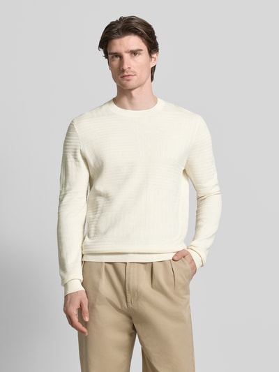 Męski model nosi Sweter z dzianiny z prążkowanymi wykończeniami Model 'Raikon' od JOOP! Collection z bawełny, krój regular fit, okrągły dekolt, beżowy, przód, ujęcie całej sylwetki
