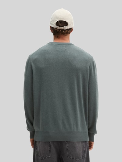 Männermodel trägt Regular Fit Pullover aus Baumwoll-Mix mit Schurwoll-Anteil von Marc O'Polo in Grau, Ganzkörperansicht Rückansicht. Herren Pullover von Marc O'Polo