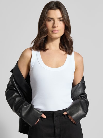 Modelka kobieca nosi Tanktop in Ripp-Optik Modell 'TAVIRA' od Drykorn, bawełna, krój slim fit, okrągły dekolt; zdjęcie klatki piersiowej z przodu.