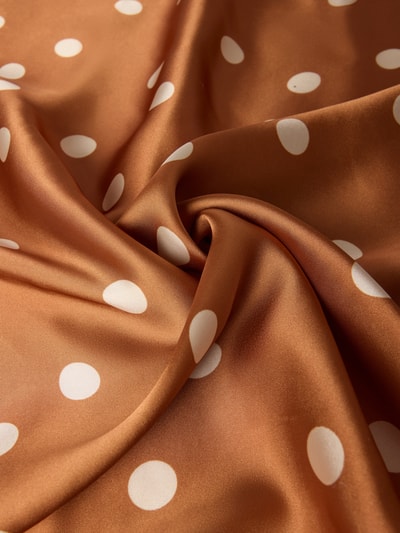 Produktfoto, Bandana im Allover-Look von Jake*s Casual aus Satin, quadratisch, braune Grundfarbe mit cremefarbenen Punkten, eingefasste Abschlüsse