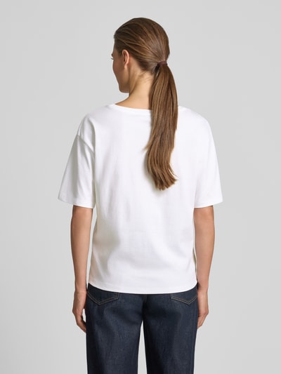 Vrouwenmodel draagt Regular fit t-shirt met siersteentjes Model 'Ice Cream' van monari, puur katoen, ronde hals, ruglengte bij maat 36: 57 cm, Ganzkörperansicht Rückansicht.
