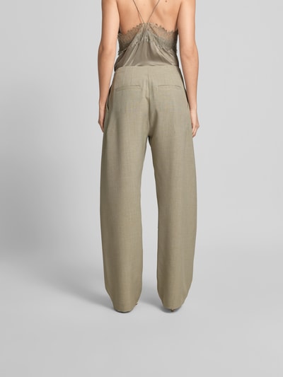 Frauenmodel trägt Wide Fit Stoffhose mit Bundfalten von Iro, Damen Stoffhose mit Eingrifftaschen, Gesäßtaschen und Haken-Reißverschluss, Innenbeinlänge 82 cm, Bundweite 41 cm, Ganzkörperansicht Rückansicht.