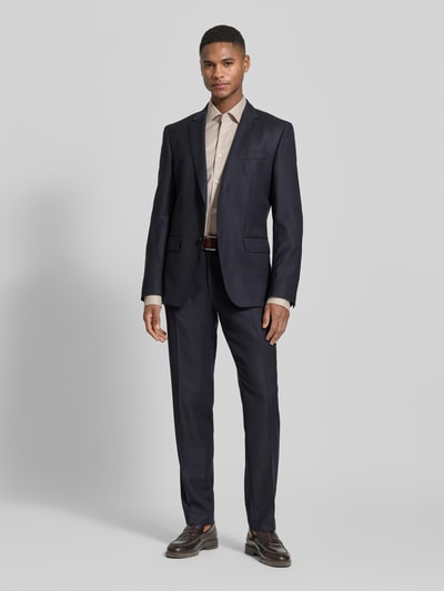 Männermodel trägt Slim Fit Businesshemd mit extra langem Arm Modell 'HANK' von BOSS, Optik: Unifarben, Ganzkörperansicht von vorne.