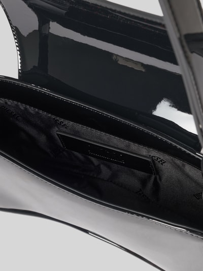 Produktfoto, Schultertasche mit Logo-Detail von Diesel, glänzende schwarze Optik, Hauptfach mit Überschlag, Textilfutter, Detailaufnahme