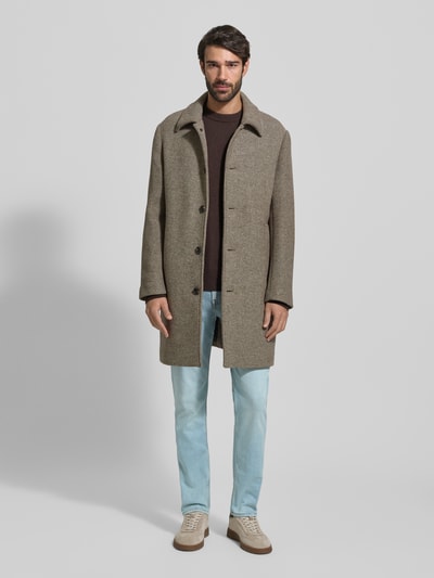 Męski model nosi Tapered Fit Jeans aus Baumwoll-Mix Modell 'ONYX' od BOSS Orange, jasny denim, mieszanka bawełny, 5 kieszeni, Ganzkörperansicht von vorne.