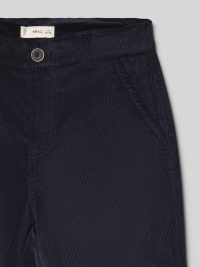 Produktfoto, dunkelblaue Straight Fit Stoffhose in Cord-Optik Modell 'Gambia' von Mango, sichtbare Eingrifftaschen, feine Rippenstruktur