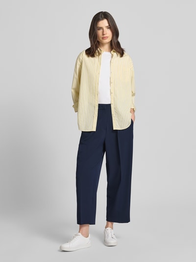 Modelka nosi Straight Cropped Hose mit Bügelfalten von Smith and Soul, mieszanka materiałów z dodatkiem wiskozy, krój straight fit, krótki, kanty, szerokość w rozmiarze S: 40 cm, długość wewnętrzna nogawki w rozmiarze S: 66 cm, ciemnogranatowy, gładka tekstura, widok całej sylwetki z przodu.