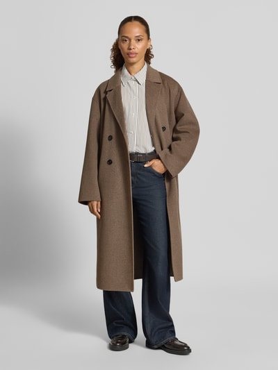 Kobiece model nosi Relaxed Fit płaszcz z mieszanki wełny od Marc O'Polo, w kolorze brązowym, prosty krój, gładka tekstura, pełny widok z przodu.