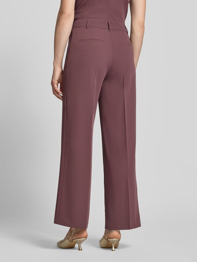 Frauenmodel trägt Wide Fit Stoffhose mit Bügelfalten von Christian Berg Woman Selection, Elastischer-Material-Mix, Rückansicht, Ganzkörperansicht Rückansicht.