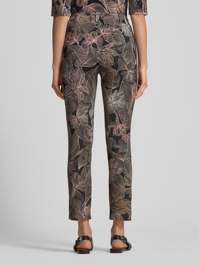 Frauenmodel trägt Stoffhose mit französischen Eingrifftaschen von Marc Cain, floraler Print, Material-Mix mit Stretch-Anteil, gerader Schnitt, Ganzkörperansicht Rückansicht.