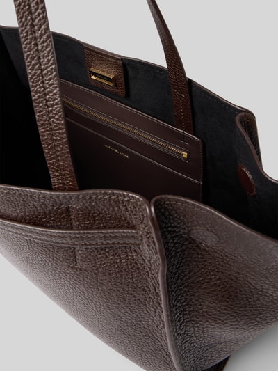 Produktfoto, Handtasche aus echtem Leder Modell 'HAMILTON' von MICHAEL Michael Kors, braune strukturierte Oberfläche, Detailaufnahme, Hauptfach mit Magnetverschluss, Label-Applikation, Schulterriemen, Maße: 52x27x15 cm, Länge Schulterriemen 62 cm