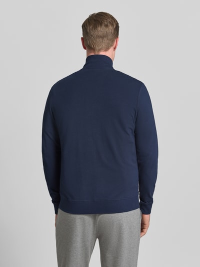 Männermodel trägt Sweatjacke mit Logo und Stehkragen von JOOP! Collection, Baumwoll-Elasthan-Mix, Regular-Fit, Rückenlänge 68 cm, Ganzkörperansicht Rückansicht.