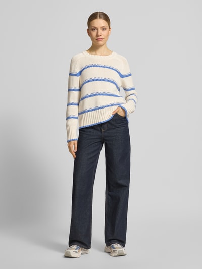 Frauenmodel trägt Strickpullover mit Streifenmuster Modell 'Rola Bine' von MOS MOSH, weiße und blaue Streifen, Baumwolle, Ganzkörperansicht von vorne.