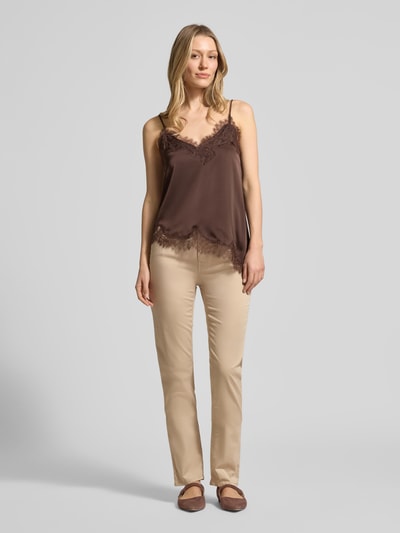 Vrouwenmodel draagt Hose mit Eingrifftaschen Modell 'Mary' van Brax, mix van katoen en lyocell, regular fit, beige, volledig lichaam vooraanzicht