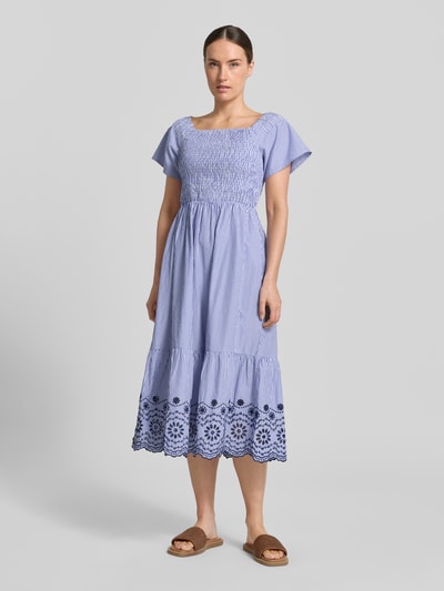 Frauenmodel trägt Midikleid mit Smok-Details Modell 'INZI' von B.Young in Blau, Baumwoll-Mix, taillierter Schnitt, Karree-Ausschnitt, Ganzkörperansicht von vorne. Rückenlänge bei Größe 36: 109 cm, Brustweite: 36 cm, Ärmellänge: 21 cm.