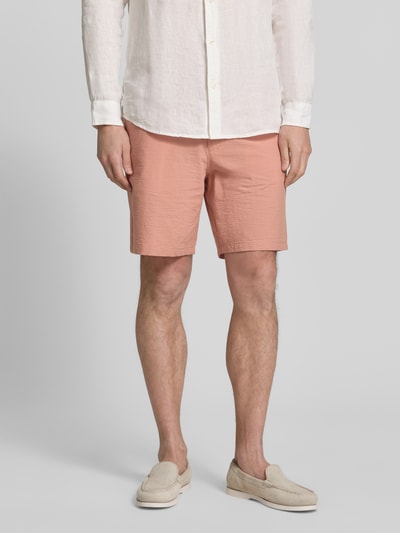 Mężczyzna nosi Regular Fit Bermudas aus Baumwoll-Mix Modell 'KARL' od SELECTED HOMME, różowy seersucker, paski, przód, zbliżenie na nogi