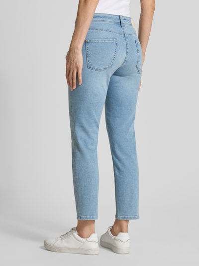 Vrouwenmodel draagt Regular Fit Jeans uit katoenmix model 'PIPER' van Cambio in denimlook met labelpatch, 5-pocketmodel, handgemaakt, geheellichaam achteraanzicht.