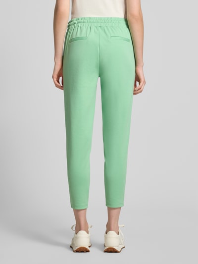 Frauenmodel trägt Hose mit elastischem Bund Modell 'KATE' von ICHI in Mint, Material-Mix mit Viskose-Anteil, Slim-Fit, Ganzkörperansicht Rückansicht.