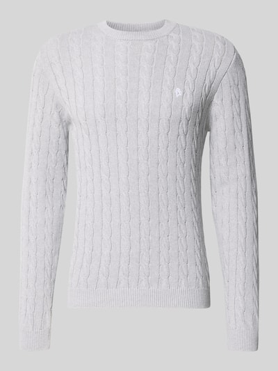 Produktfoto, Strickpullover mit Zopfmuster und Logo-Stitching von REVIEW, bawełniany miks, krój modern fit, okrągły dekolt, ściągacze, jasnoszary, faktura dzianiny