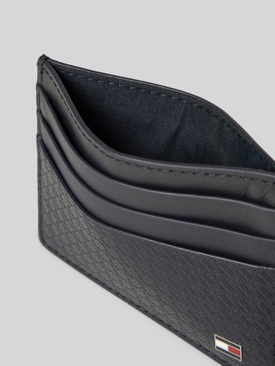 Produktfoto, Portemonnaie aus echtem Rindsleder von Tommy Hilfiger, Optik: Unifarben, rechteckig, Glattleder, Druckknopf, Logo-Applikation, Hauptfach, Münzfach, Kartenfächer