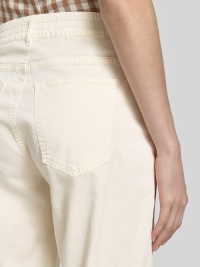 Frauenmodel trägt Straight Leg Hose aus Baumwoll-Mix Modell 'MAINE S' von Brax in Optik: Unifarben, 5-Pocket-Design, Nahaufnahme Rückansicht.