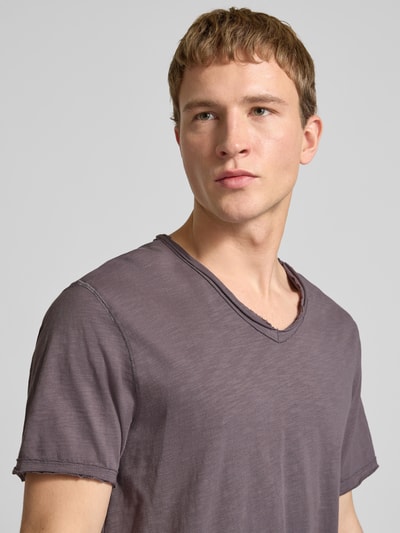 Männermodel trägt Regular Fit T-Shirt aus reiner Baumwolle Modell 'BENNE LONGY' von Only & Sons in Optik: Unifarben, Nahaufnahme Oberkörper.