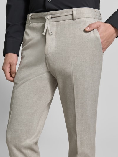 Männermodel trägt Straight Fit Stoffhose mit Bundfalten Modell 'Sparta' von Zuitable, Material-Mix, Nahaufnahme Oberkörper.