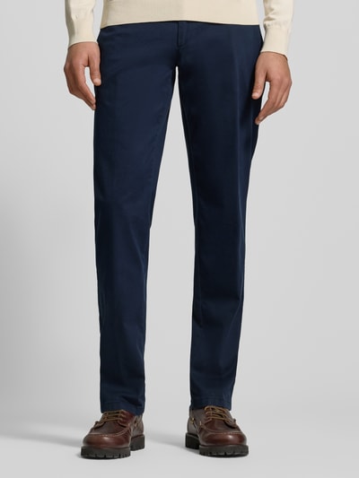 Männermodel trägt dunkelblaue Straight Fit Stoffhose mit Lyocell-Anteil Modell 'Everest' von Brax, Baumwoll-Mix, Nahaufnahme Unterkörper, Vorderansicht.