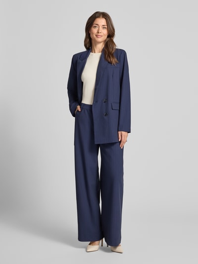 Vrouwenmodel draagt Stoffen broek met Franse steekzakken Model 'Lana' van My Essential Wardrobe, Materiaalmix met viscose, wide fit, haakjes- en ritssluiting, kleur donkerblauw, rechte pijpen, steekzakken, sierstrookzakken achter, Bandwijdte maat 36: 40 cm, Binnenbeenlengte maat 36: 79 cm, volledig lichaam vooraanzicht