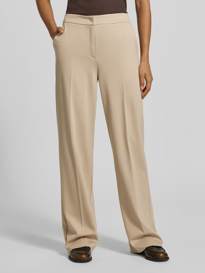 Frauenmodel trägt beige Hose mit Bügelfalten Modell 'PALACE' von EMME, Viskose-Mix mit Stretch, Regular Fit, Nahaufnahme Unterkörper.