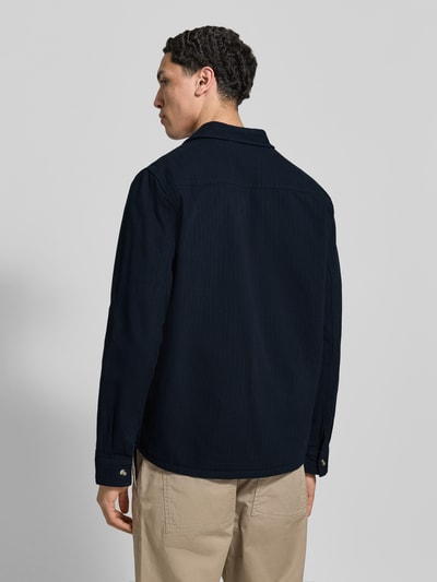 Männermodel trägt Regular Fit Hemdjacke mit Brusttaschen Modell 'DENNY' von Blend in Dunkelblau, reine Baumwolle, Rückansicht, Ganzkörperansicht.