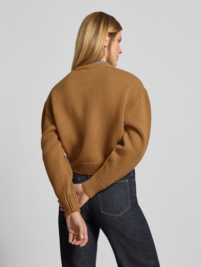 Vrouwenmodel draagt gebreid jack van katoen met los model, doorlopende knoopsluiting, ribboorden, Style Icon Collection, ruglengte maat S 46 cm, mouwlengte S 58 cm, ganzecorpus aanzicht rugaanzicht.