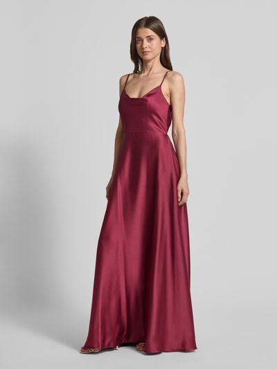 Frauenmodel trägt Abendkleid aus Satin mit Cut-Out auf der Rückseite von Laona in Bordeaux, taillierte Passform, leichte A-Linie, Ganzkörperansicht von vorne.