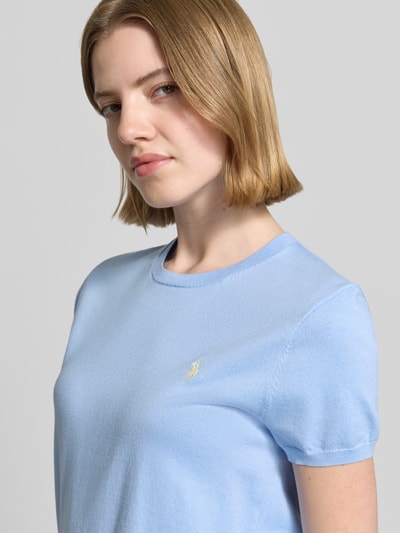 Frauenmodel trägt Regular Fit Strickpullover aus Baumwoll-Mix von Polo Ralph Lauren, Optik: Unifarben, Rundhals, Kurzarm, Feinstrick-Textur, Logo-Stitching, Nahaufnahme Oberkörper.