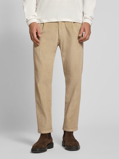 Männermodel trägt Straight Fit Hose aus Baumwoll-Mix Modell 'Chasy' von DRYKORN, beige, Cord-Optik, Nahaufnahme Vorderansicht.