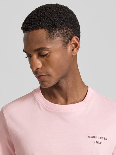 Männermodel trägt T-Shirt mit Stitching und Rundhalsausschnitt von Lindbergh in Rosa, Reine Baumwolle, Slim-Fit, Nahaufnahme Oberkörper.