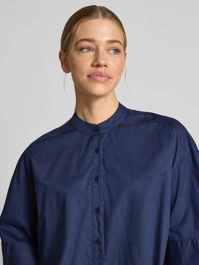 Frauenmodel trägt Boxy Fit Bluse mit Stehkragen und 3/4-Arm von Emily Van den Bergh aus Reine Baumwolle, dunkelblau, Nahaufnahme Oberkörper.