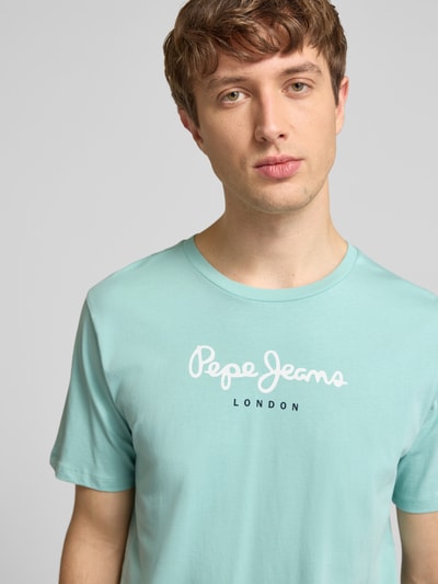 Männermodel trägt Regular Fit T-Shirt aus reiner Baumwolle Modell 'EGGO' von Pepe Jeans in Optik: Unifarben, Nahaufnahme Oberkörper.