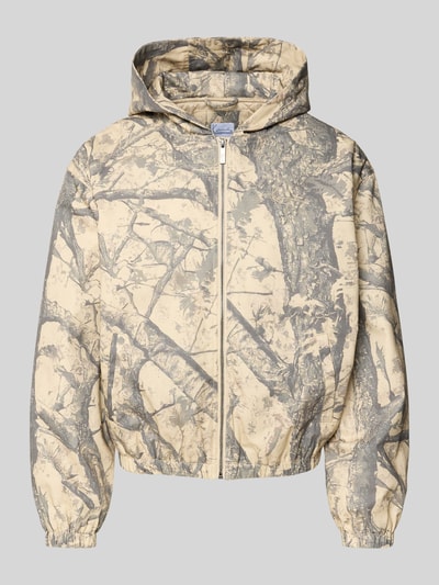 Produktfoto, Jacke mit Kapuze und Logo von KARL KANI aus reiner Baumwolle im beigegrauen Allover-Look, sichtbarer Reißverschluss, Regular Fit