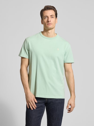 Männermodel trägt Regular Fit T-Shirt aus reiner Baumwolle von Polo Ralph Lauren, Optik: Unifarben, Logo-Detail, Rundhals, Kurzarm, Ganzkörperansicht von vorne.